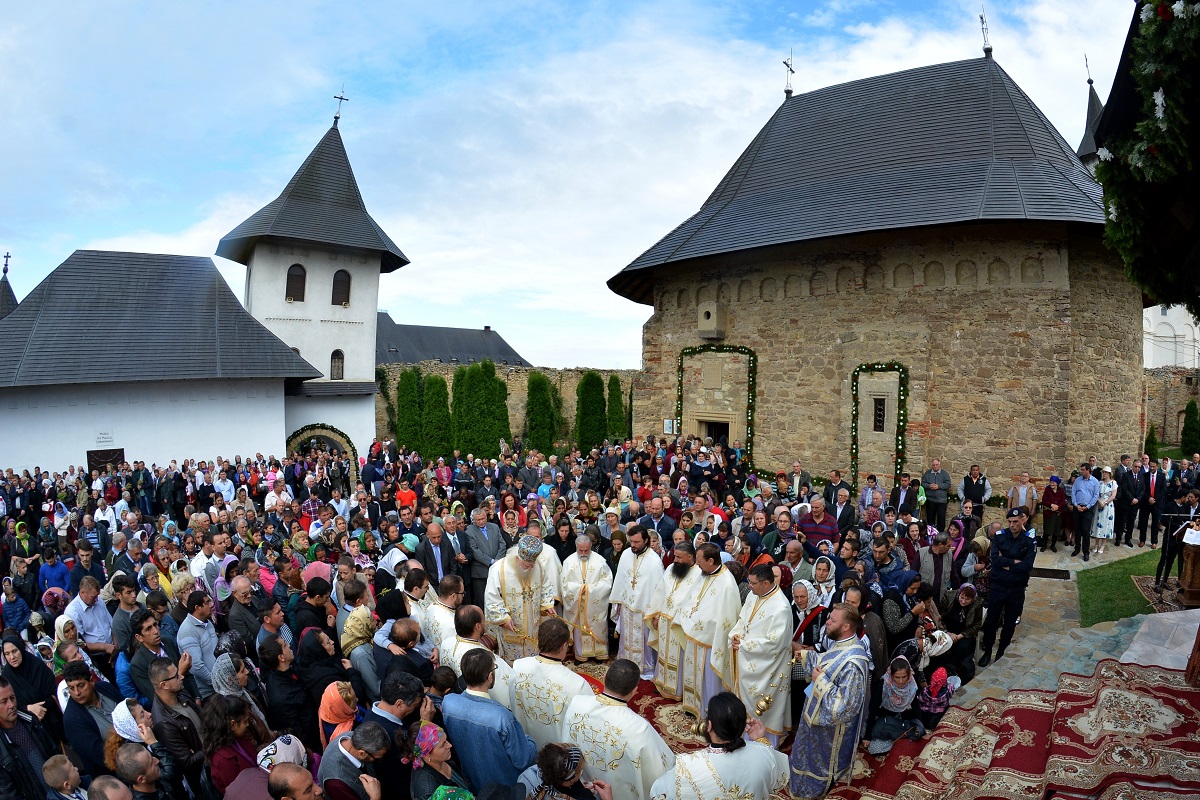 Maica Domnului, cinstită de mii de pelerini la Hadâmbu