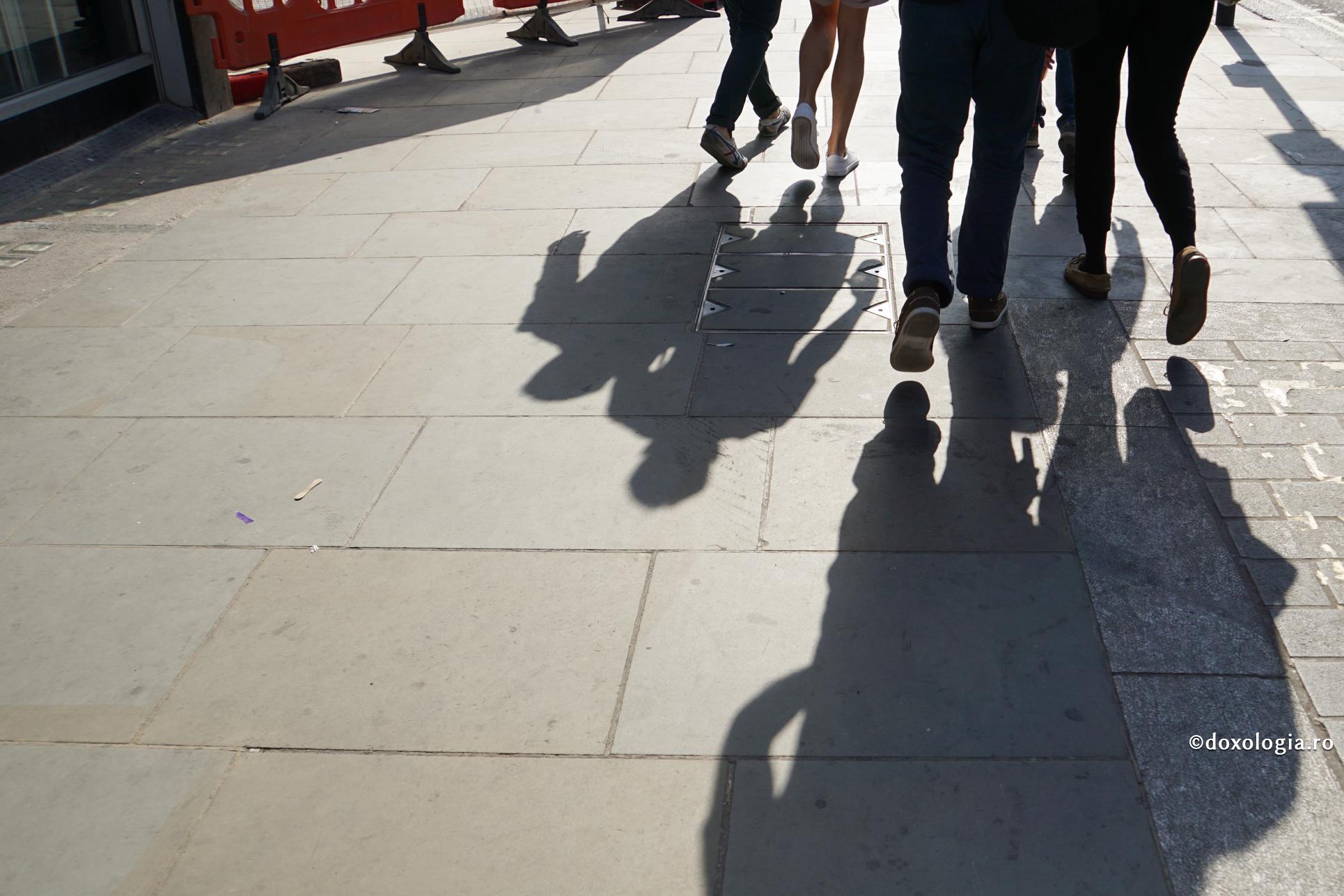 Conectați unii cu alții, uităm să ne iubim unii pe alții