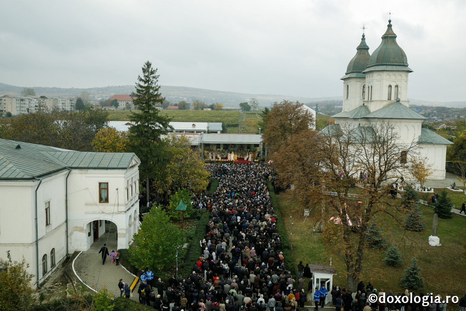 (Foto) Sfânta şi Dumnezeiasca Liturghie oficiată de 15 ierarhi la Catedrala Episcopală din Huși
