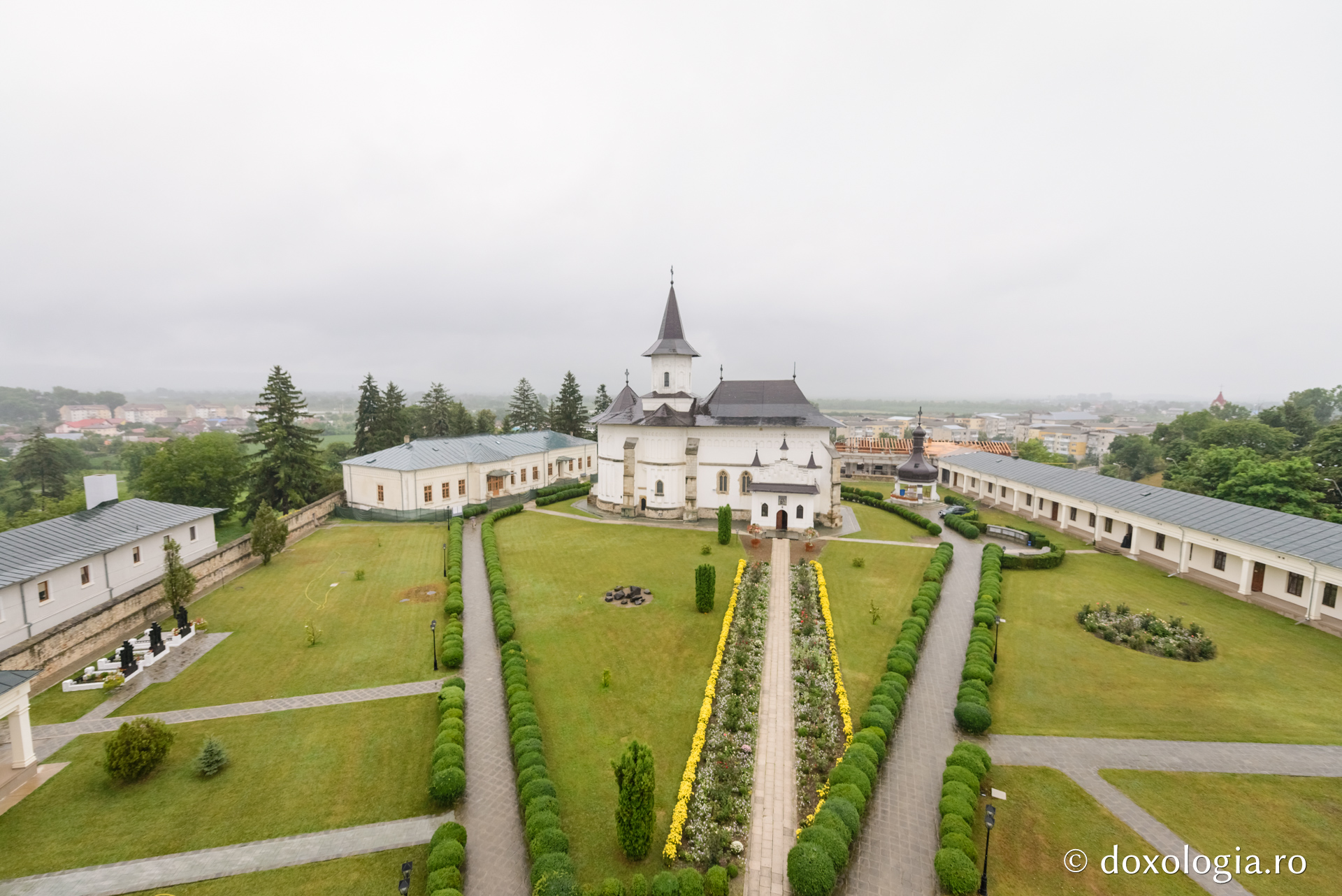 Catedrala Arhiepiscopală din Roman (galerie FOTO)