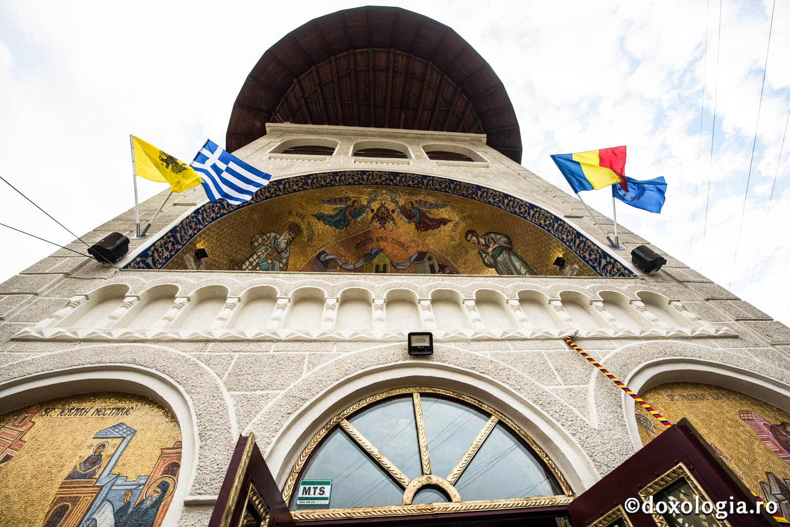 (Foto) Momente înălțătoare la sfințirea Bisericii Sfântul Nectarie din Iași