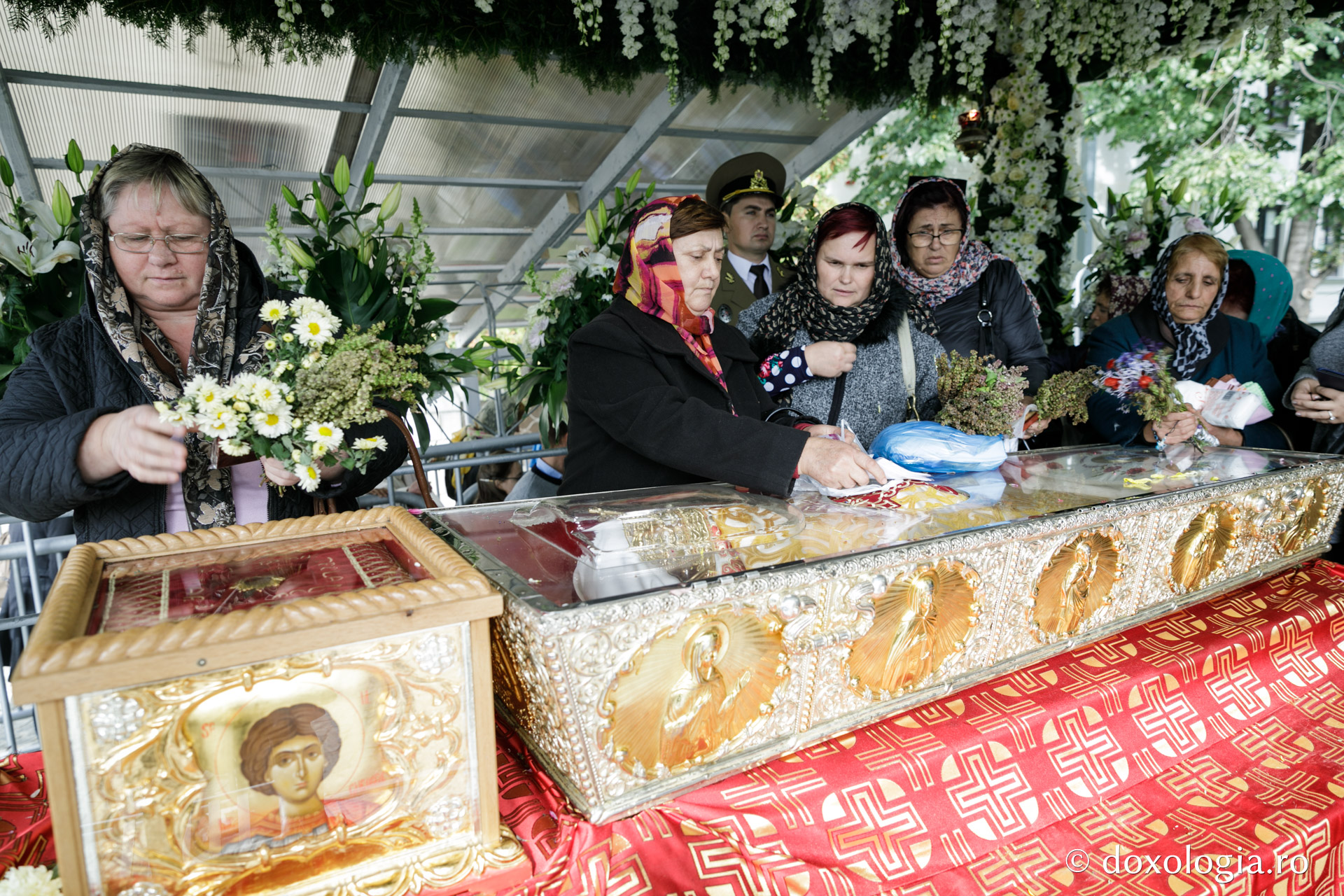 (Audio) „În fiecare seară să ne rugăm lui Dumnezeu să schimbe viața noastră în viață luminată de dragoste și adevăr” - Arhim. Nichifor Horia