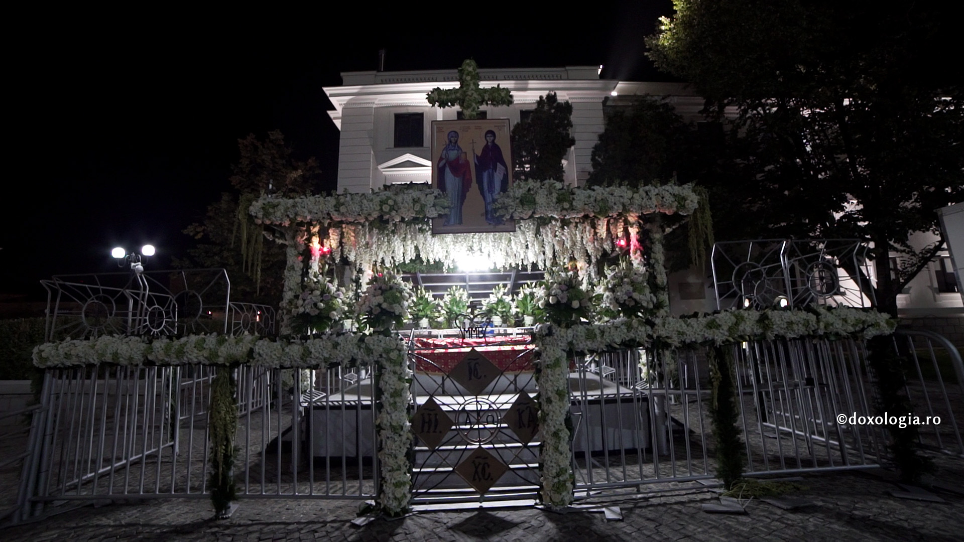 (Video) De 14 ani, o familie din București împodobește baldachinul Sfintei Parascheva