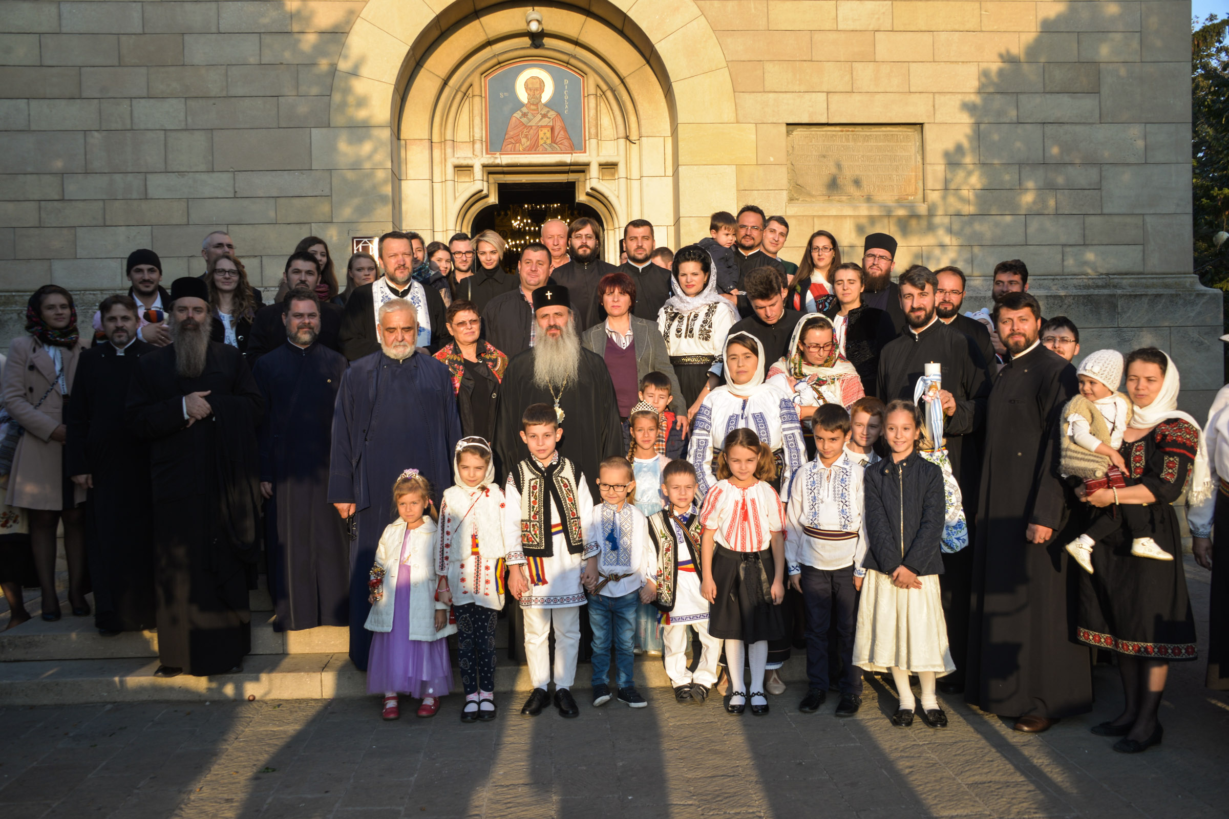 Slujba de încreştinare a pruncului Simon Petru Cîrlescu, oficiată de IPS Mitropolit Teofan Slujba de încreştinare a pruncului Simon Petru Cîrlescu, oficiată de IPS Mitropolit Teofan