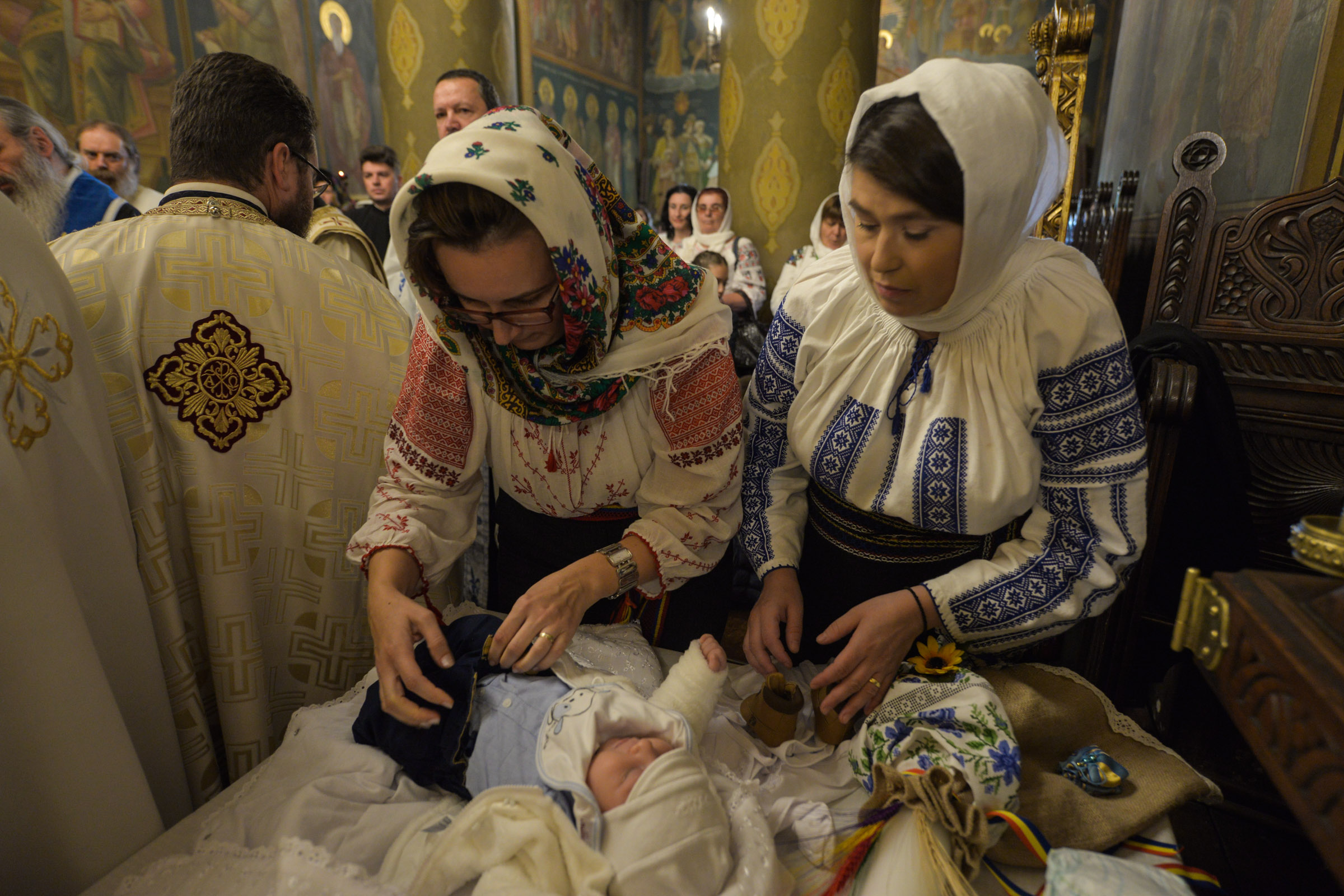 Slujba de încreştinare a pruncului Simon Petru Cîrlescu, oficiată de IPS Mitropolit Teofan Slujba de încreştinare a pruncului Simon Petru Cîrlescu, oficiată de IPS Mitropolit Teofan