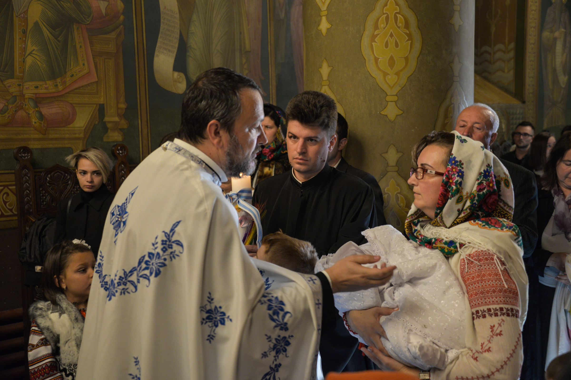 Slujba de încreştinare a pruncului Simon Petru Cîrlescu, oficiată de IPS Mitropolit Teofan Slujba de încreştinare a pruncului Simon Petru Cîrlescu, oficiată de IPS Mitropolit Teofan