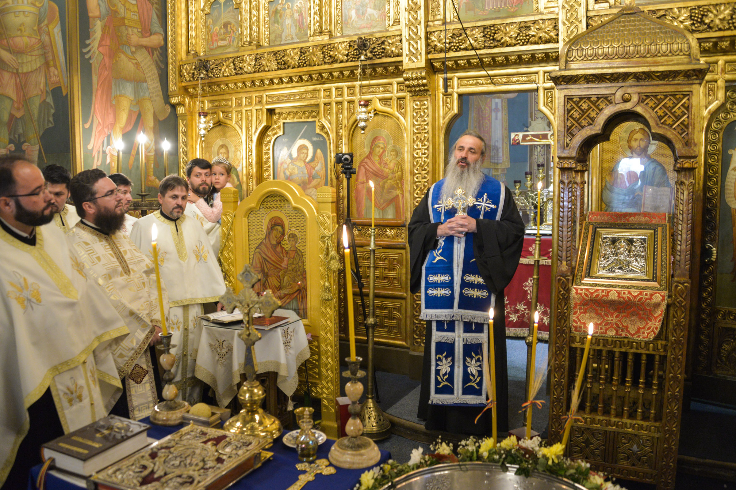 Slujba de încreştinare a pruncului Simon Petru Cîrlescu, oficiată de IPS Mitropolit Teofan Slujba de încreştinare a pruncului Simon Petru Cîrlescu, oficiată de IPS Mitropolit Teofan