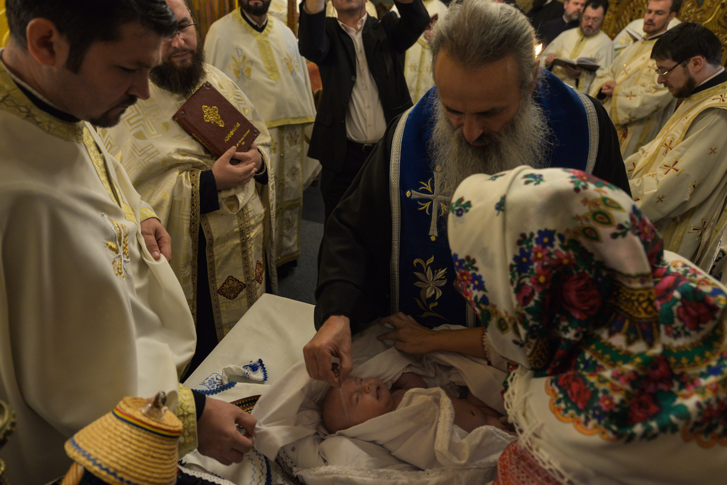 Slujba de încreştinare a pruncului Simon Petru Cîrlescu, oficiată de IPS Mitropolit Teofan Slujba de încreştinare a pruncului Simon Petru Cîrlescu, oficiată de IPS Mitropolit Teofan