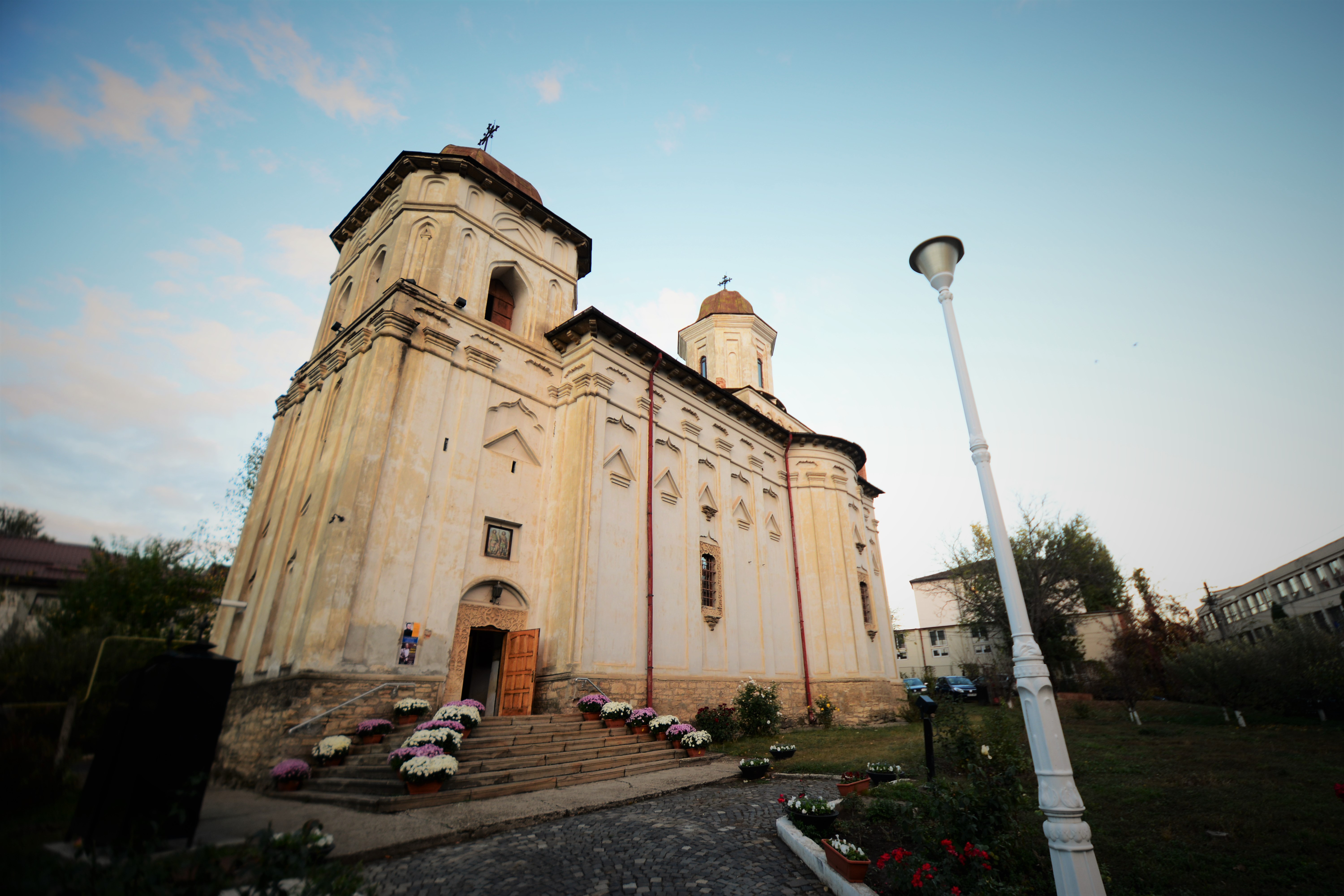 (Video) Fragment din moaștele Sfântului Teodor Tiron dăruit Bisericii Sfinții Teodori din Iași