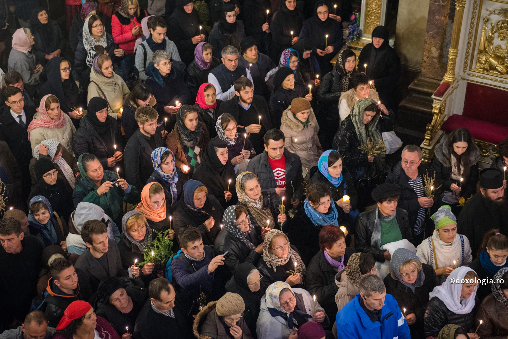 credincioși participând la Sfânta Liturghie
