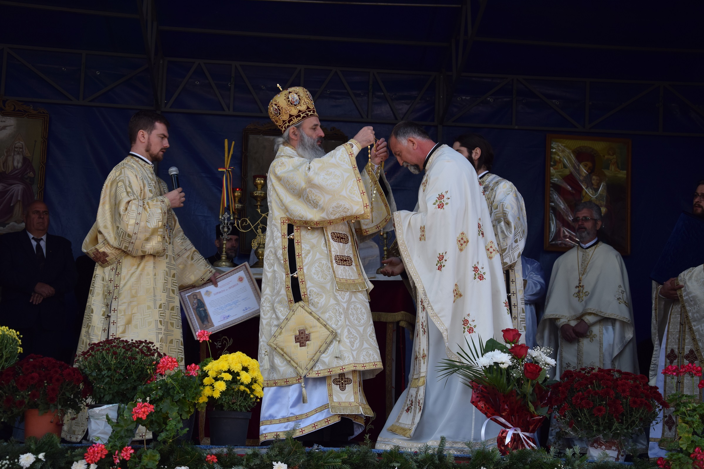 Resfințire de biserică și sfințire de casă socială în parohia ieșeană Mogoșești-Galata Resfințire de biserică și sfințire de casă socială în parohia ieșeană Mogoșești-Galata