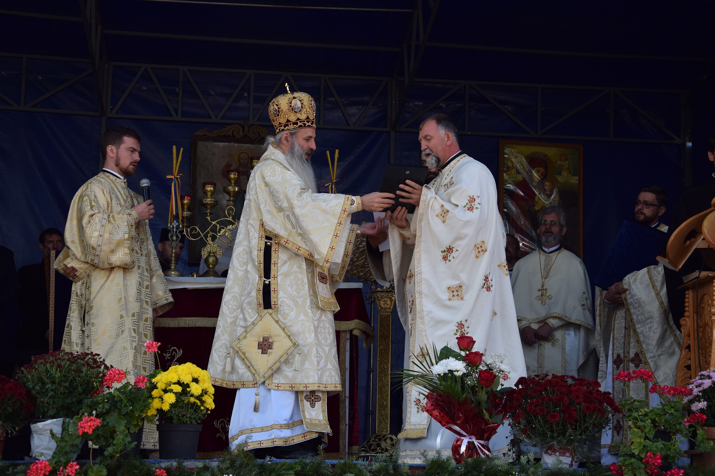 Resfințire de biserică și sfințire de casă socială în parohia ieșeană Mogoșești-Galata Resfințire de biserică și sfințire de casă socială în parohia ieșeană Mogoșești-Galata