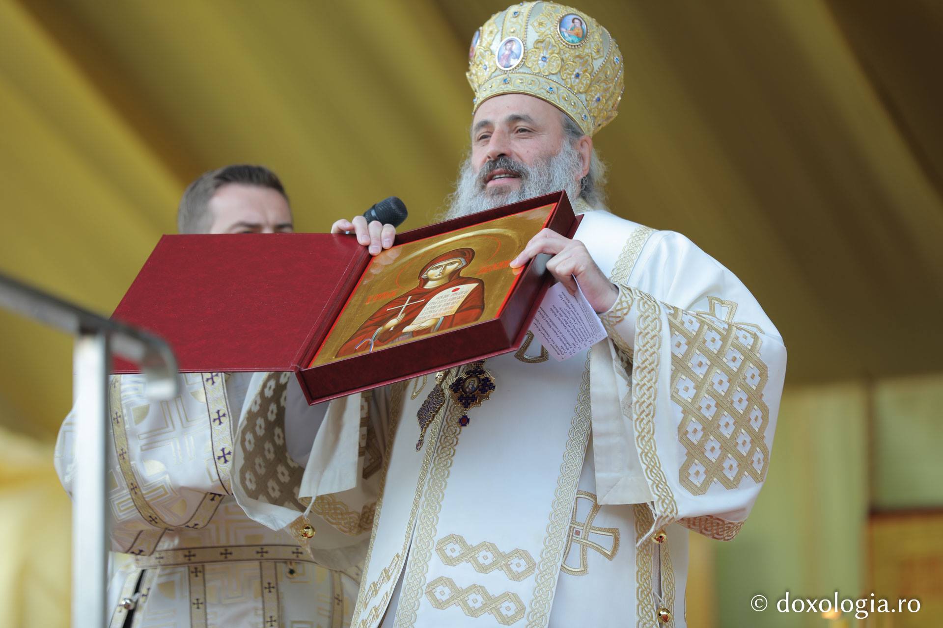 Părintele aflat cu un picior în Rai, Mina Dobzeu, a primit distincția „Crucea Moldavă”