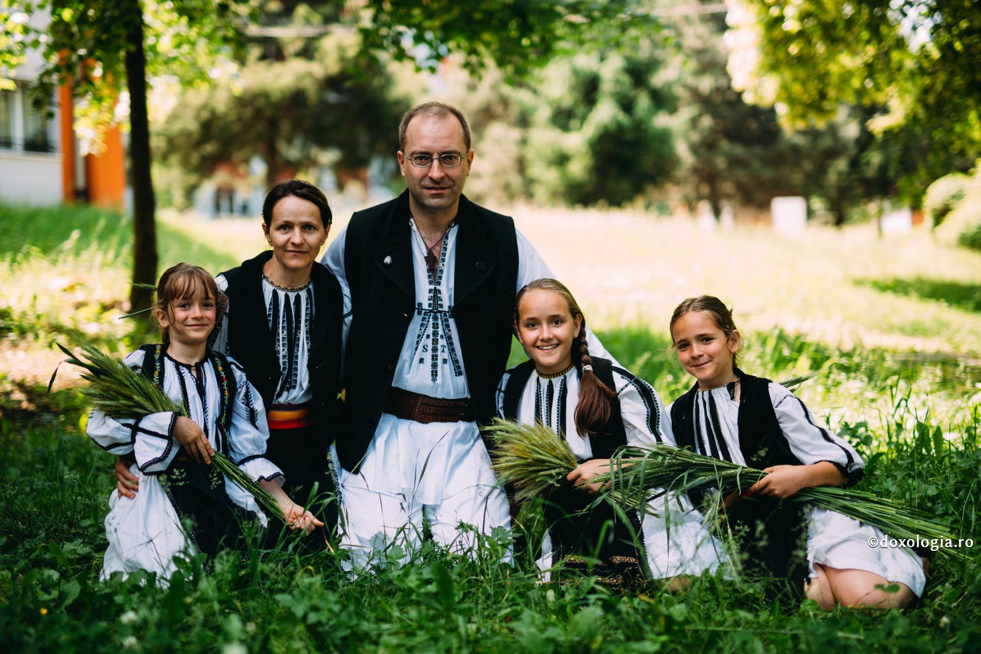 Smerenia și bunătatea țin familia puternică / Foto: Pr. Benedict Both familie în port popular