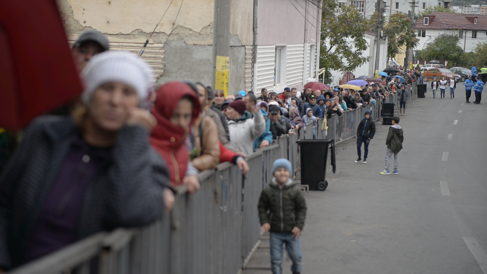 (Video) Rândul pelerinilor - Un chin sau o bucurie?
