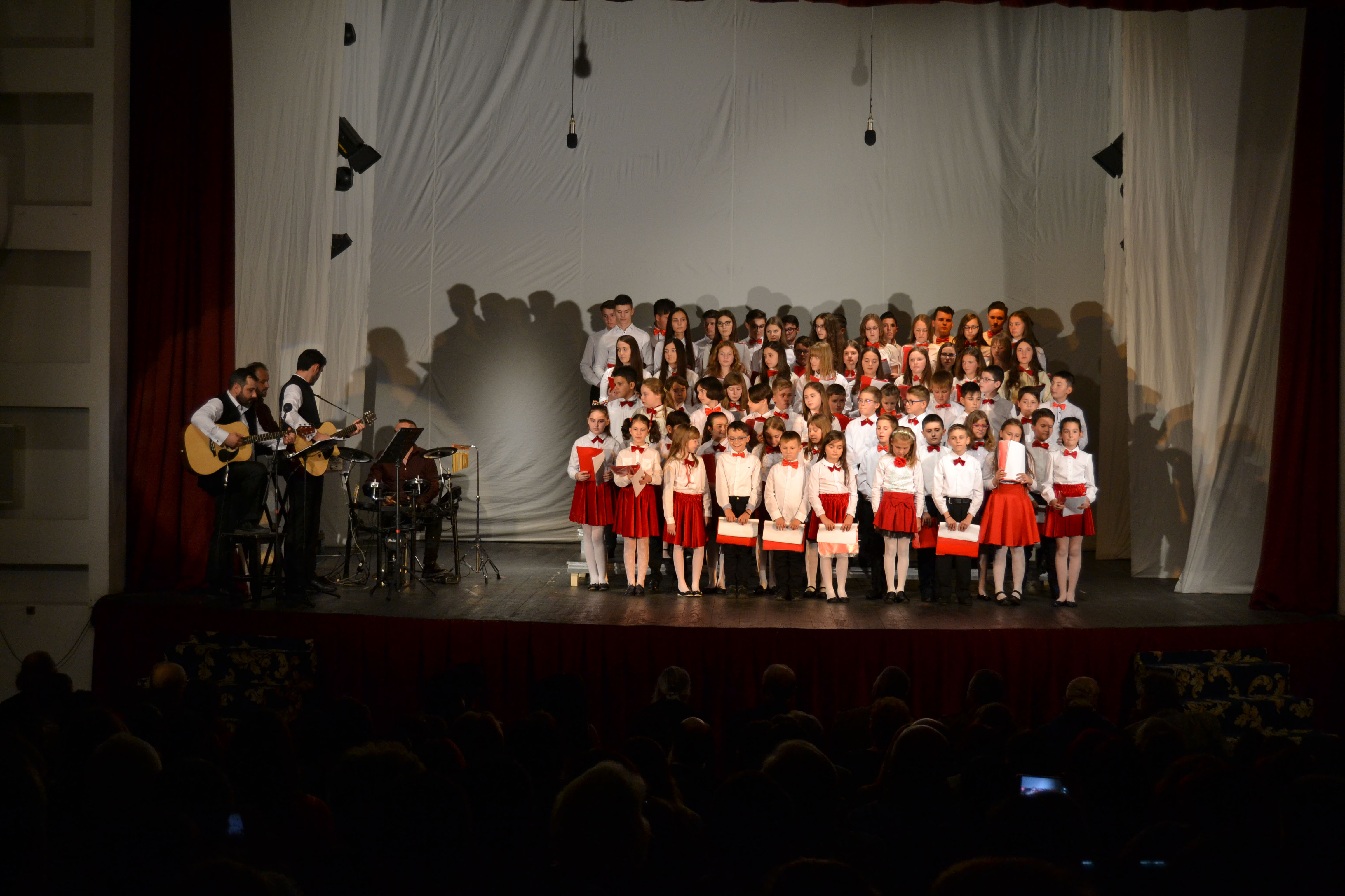 (Video) Spectacolul „Haide mamă, haide tată!” la Iași