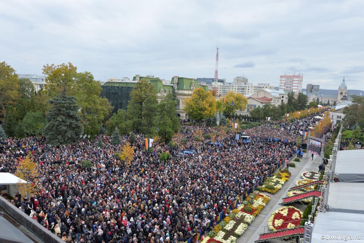 (Video) 20.000 de credincioși la Sfânta Liturghie de pe 14 octombrie, de la Iași