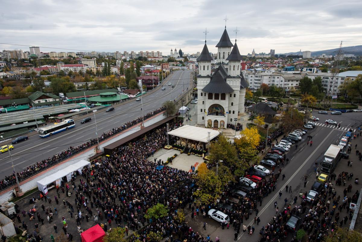 (Video) Opt arhierei și 100 de preoți și diaconi la sfințirea bisericii Sfântul Nectarie din Iași