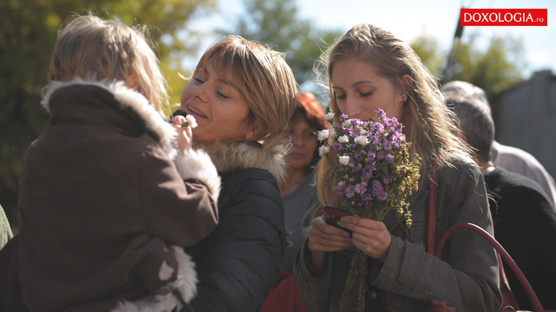 (Video) Mângâierile Sfintei Parascheva în viața pelerinilor veniți la Iași