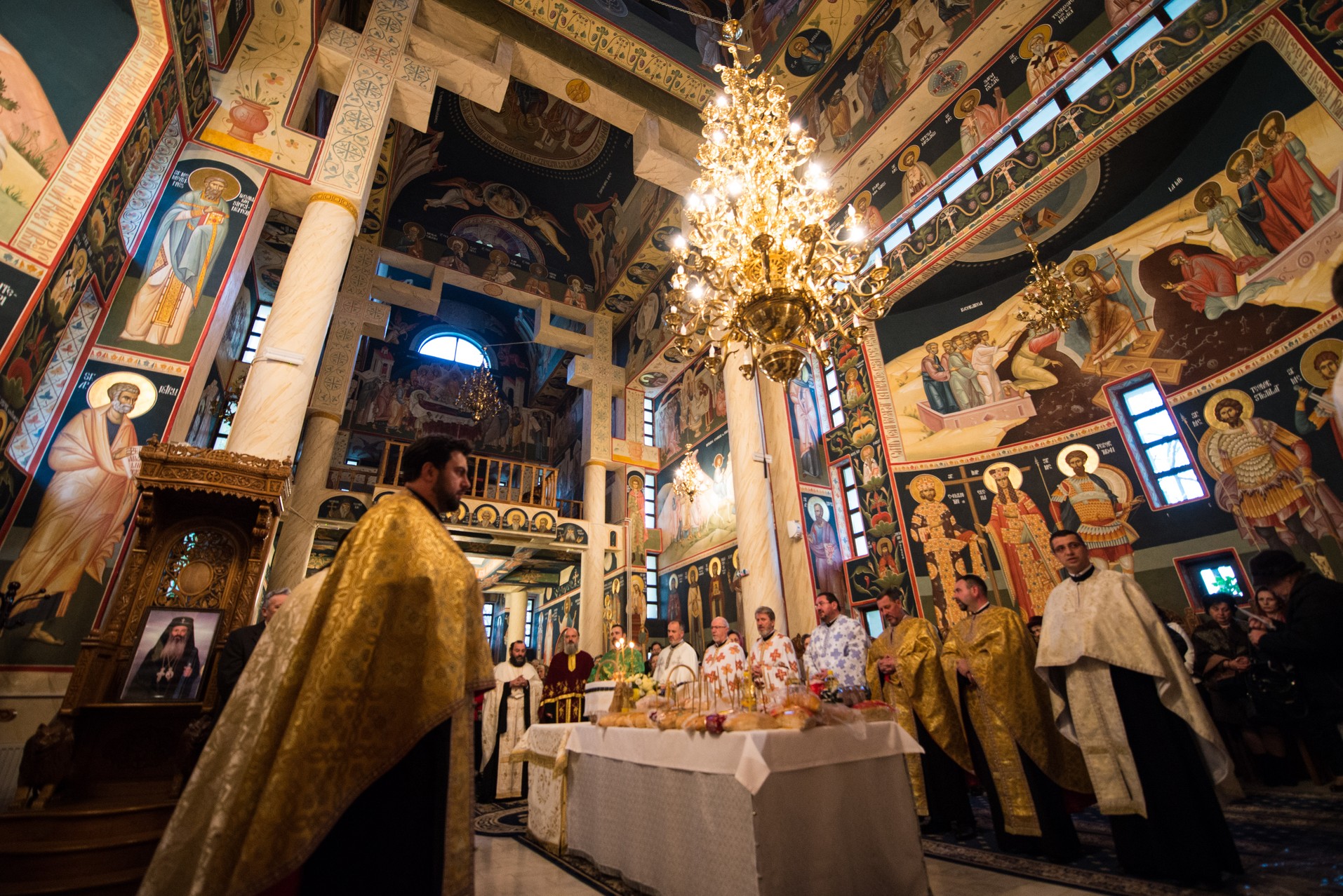 Sfântul Mare Mucenic Dimitrie a unit în rugăciune preoți și credincioși la Parohia Flora din Tătărași