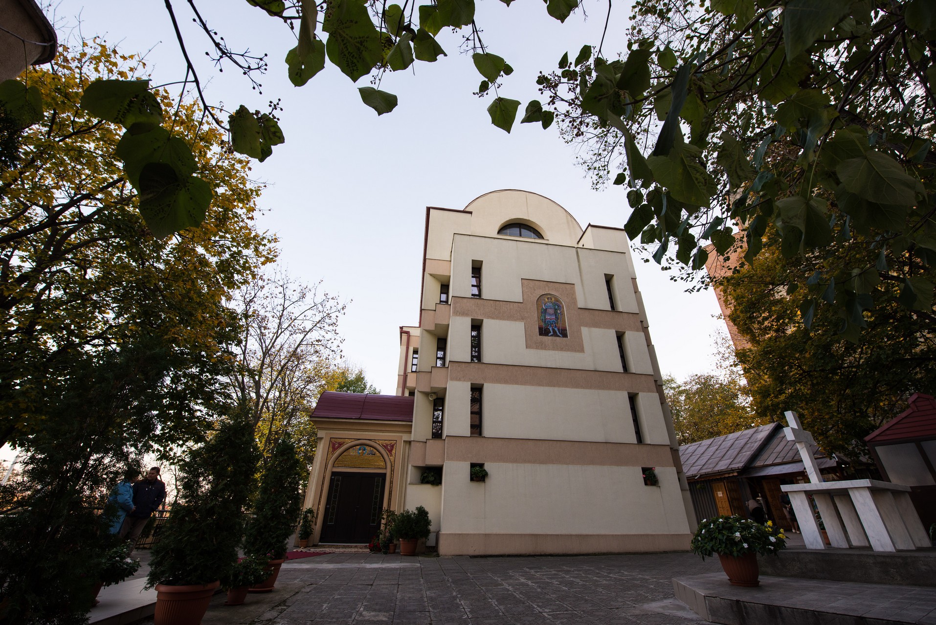 Sfântul Mare Mucenic Dimitrie a unit în rugăciune preoți și credincioși la Parohia Flora din Tătărași