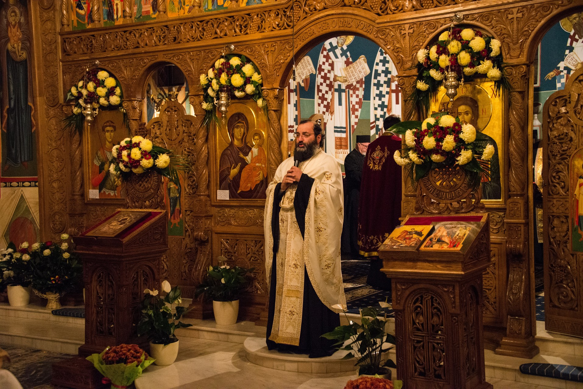 Sfântul Mare Mucenic Dimitrie a unit în rugăciune preoți și credincioși la Parohia Flora din Tătărași