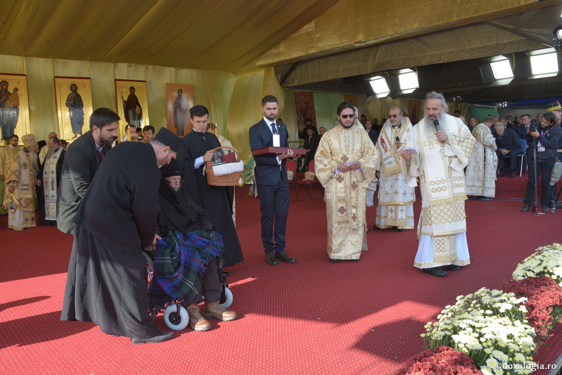 Părintele aflat cu un picior în Rai, Mina Dobzeu, a primit distincția „Crucea Moldavă”