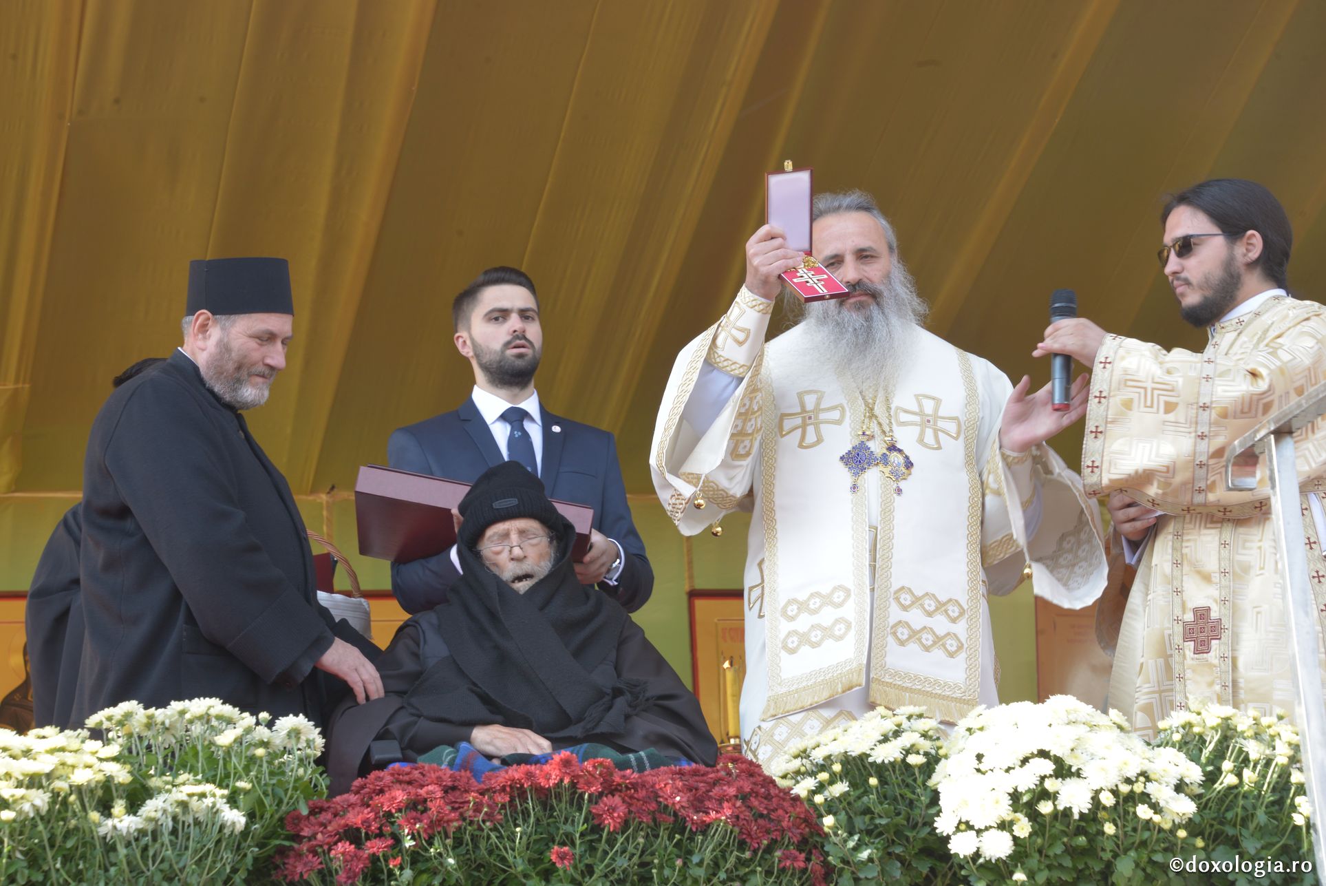 Părintele aflat cu un picior în Rai, Mina Dobzeu, a primit distincția „Crucea Moldavă”