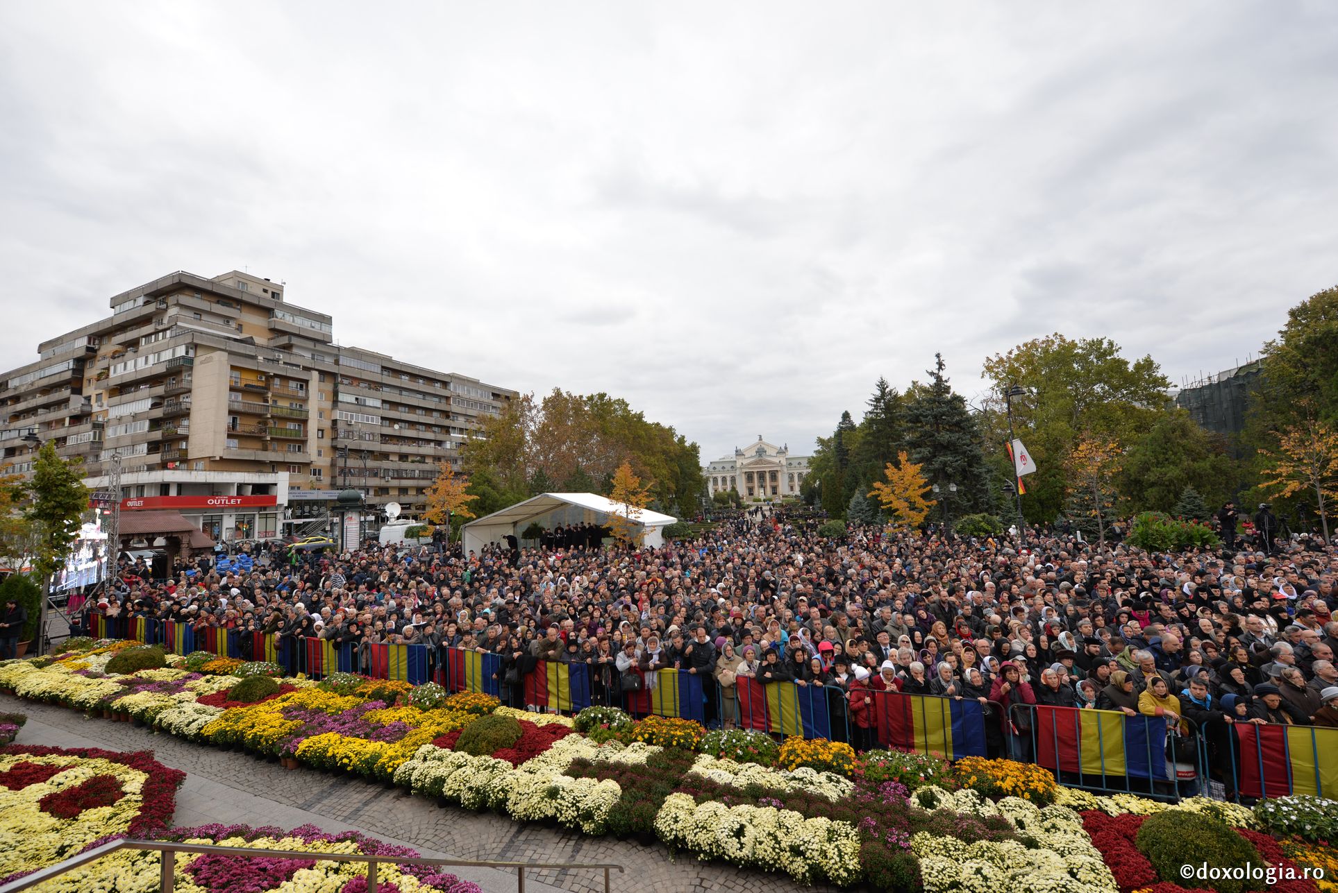 (Video) Mii de pelerini la Sfânta Liturghie de hramul Sfintei Parascheva de la Iași
