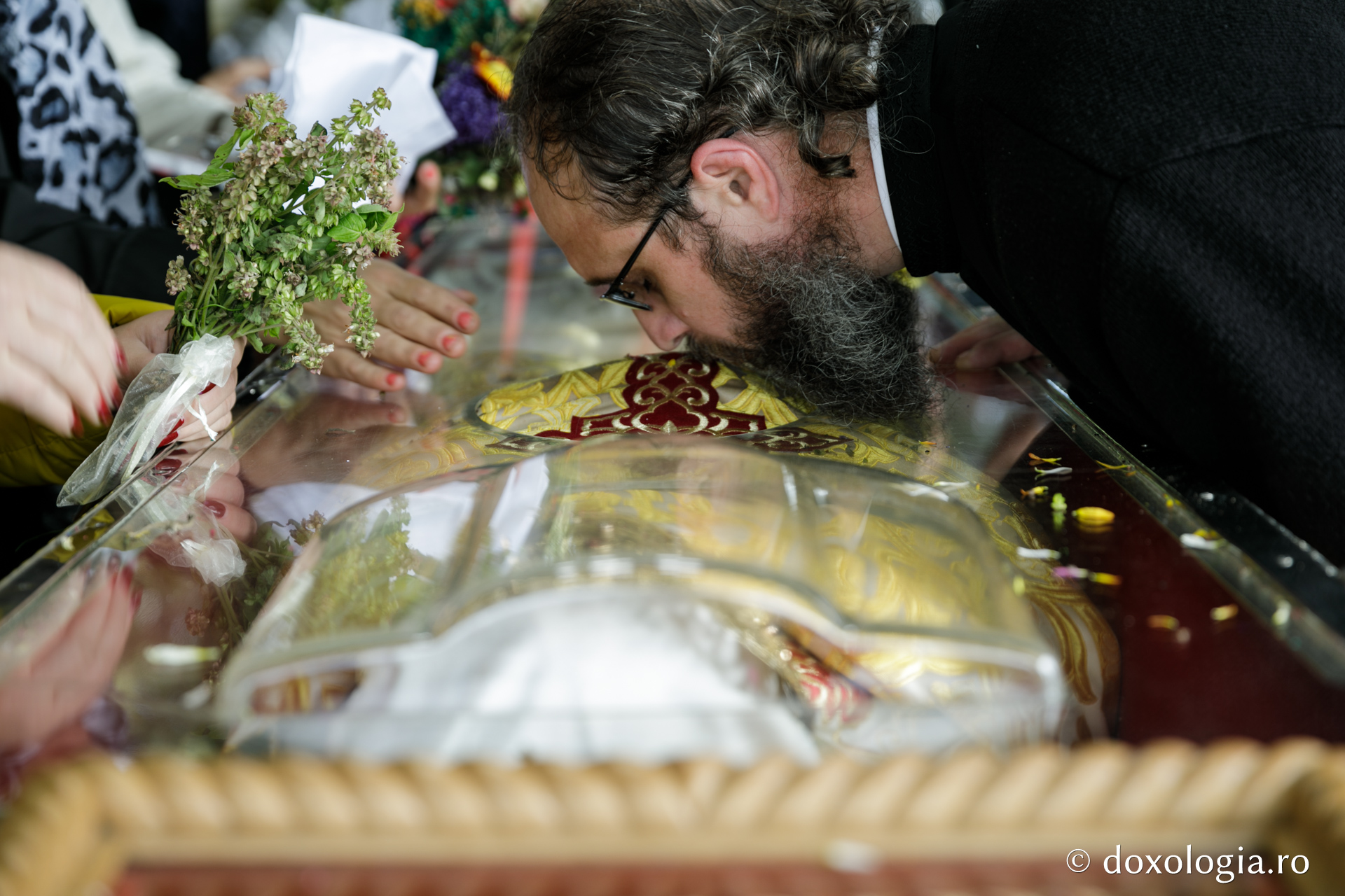 (Foto) Monahi şi monahii în vizită la Sfintele Parascheva și Tecla