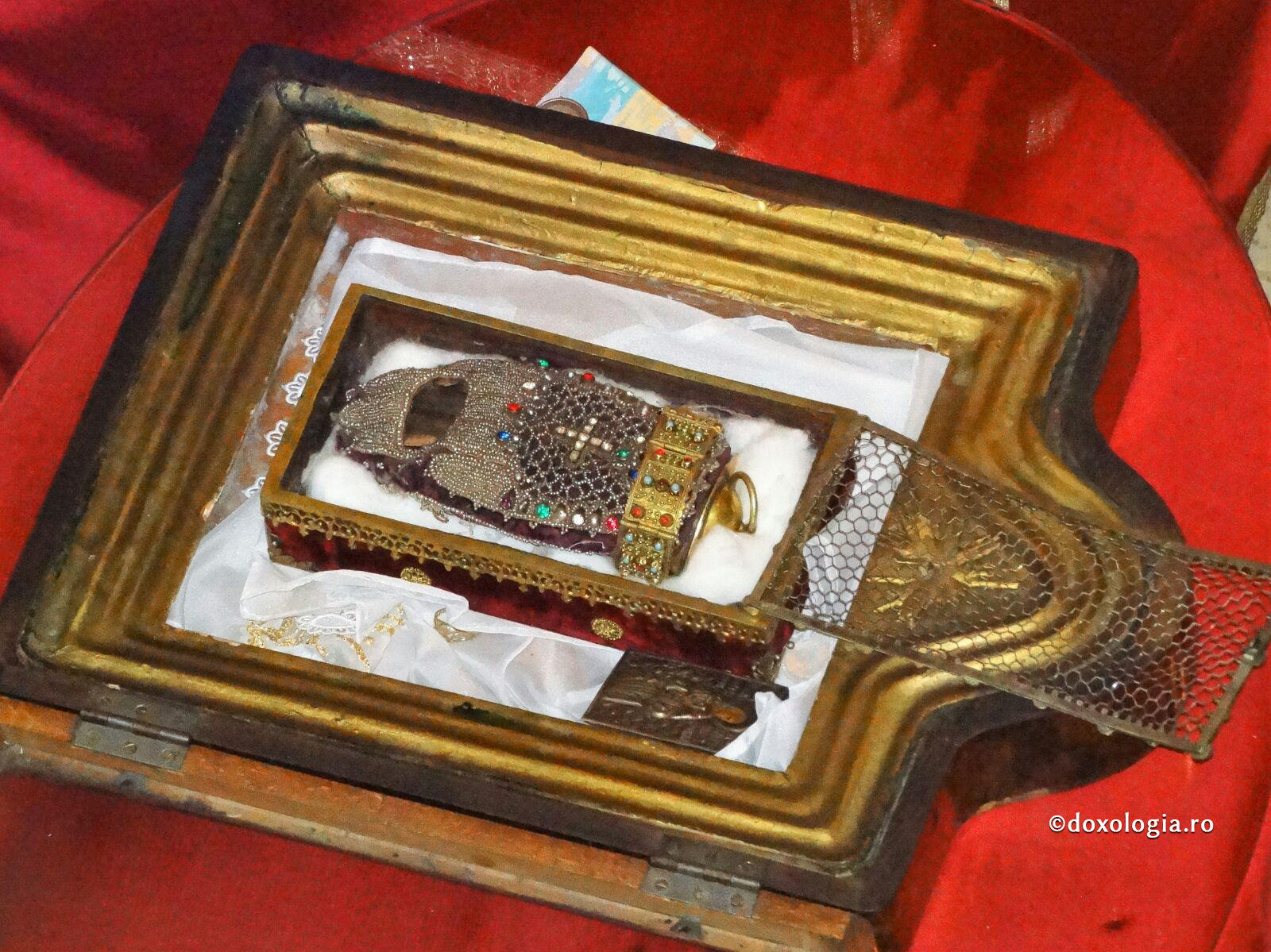 Mâna Sfintei Mucenițe Tecla