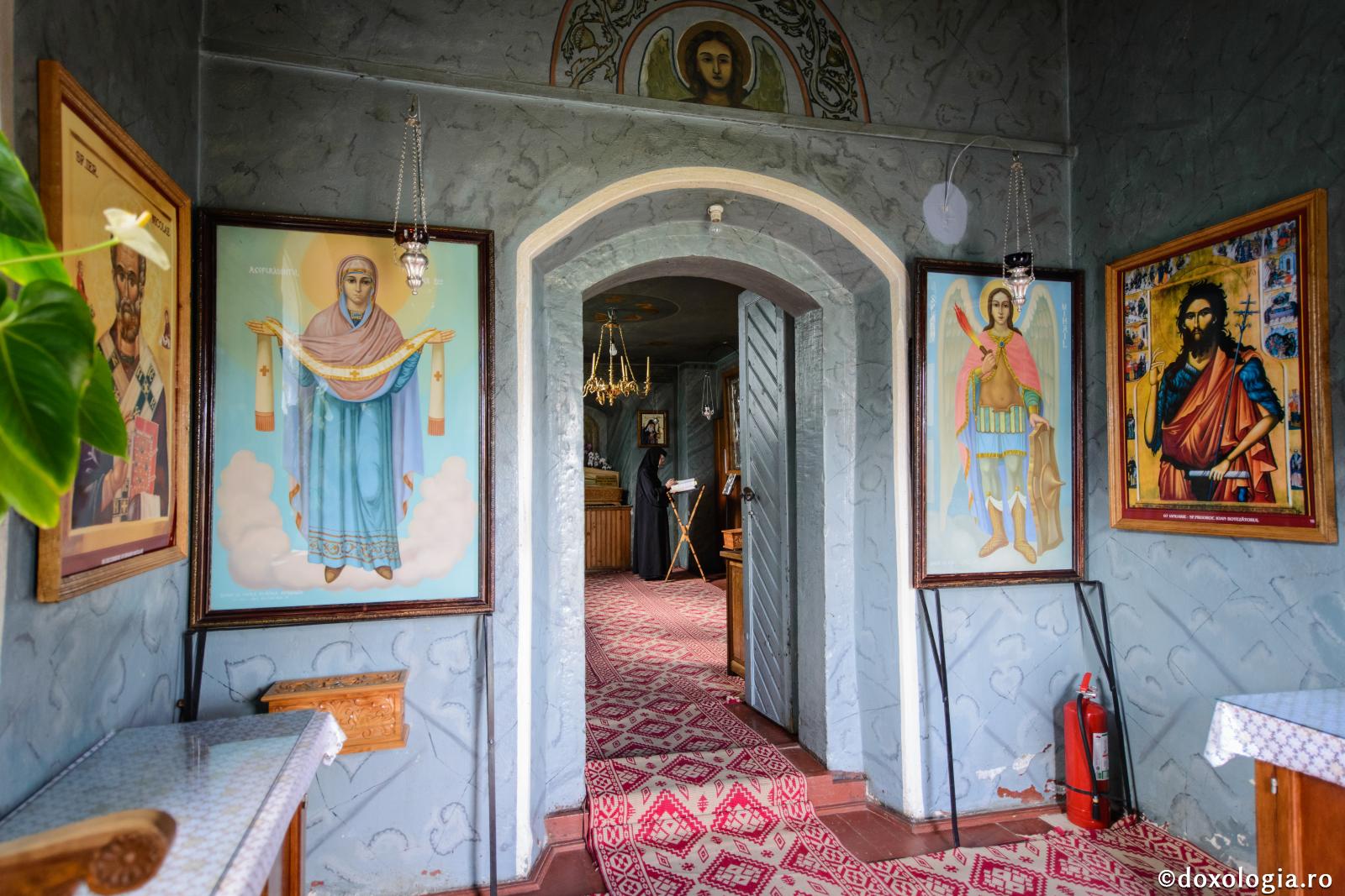 (Audio) „Pasul care ne aduce în biserică e un pas de credință” - Arhim. Nichifor Horia