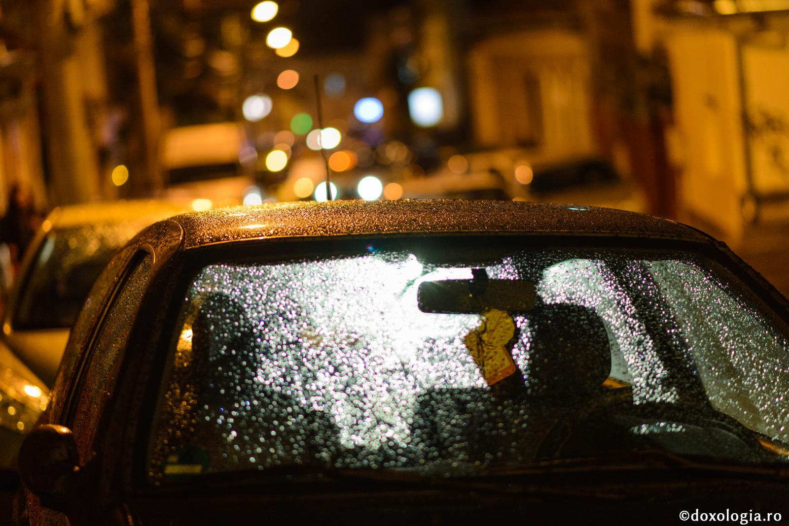 autoturism încărcat de picături de apă