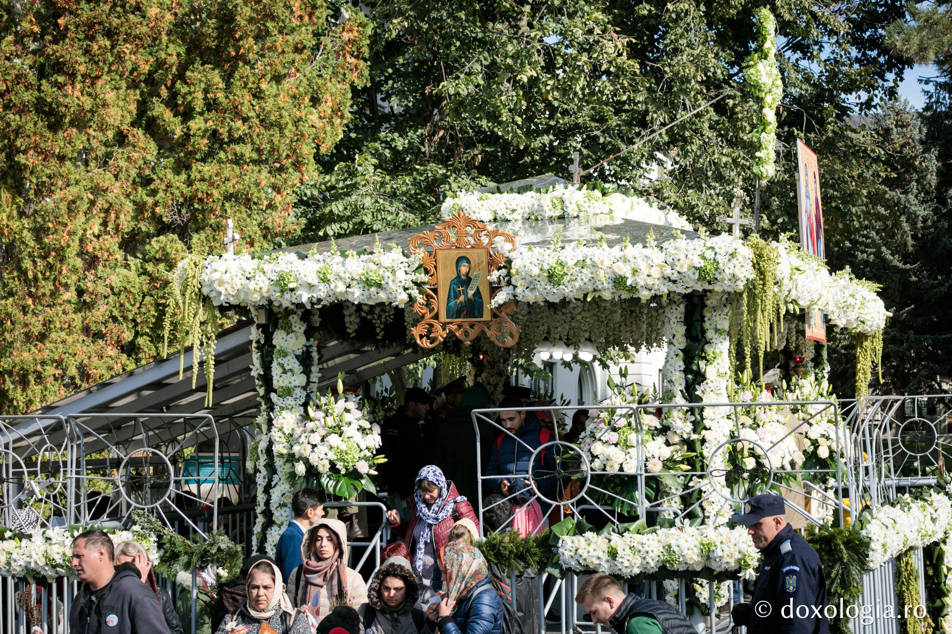 Primii pelerini s-au întâlnit în rugăciune cu Sfintele Parascheva și Tecla (galerie FOTO)