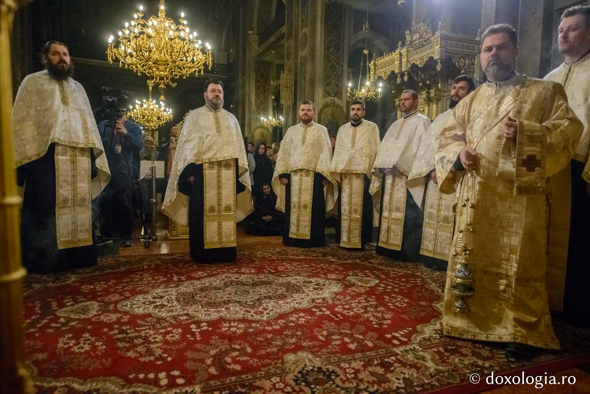 (Foto) Priveghere şi Liturghie arhierească pentru Sfântul Apostol Andrei la Iaşi