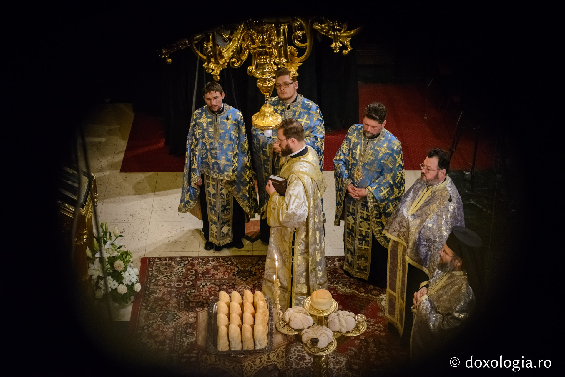 (Foto) Acoperământul Maicii Domnului, cinstit prin priveghere și Liturghie arhierească