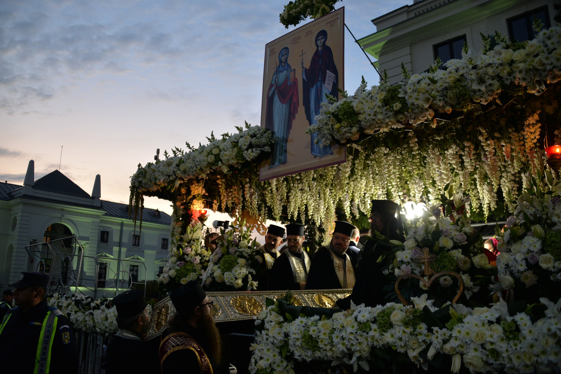 Credința în ajutorul Sfinților, mărturisită pe străzile din Iași de mii de pelerini