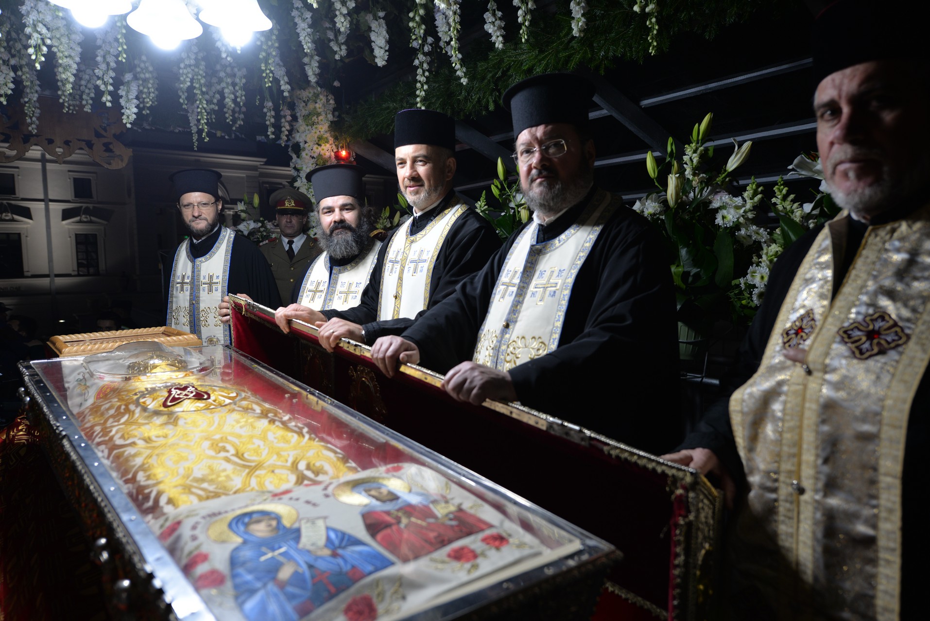 Credința în ajutorul Sfinților, mărturisită pe străzile din Iași de mii de pelerini