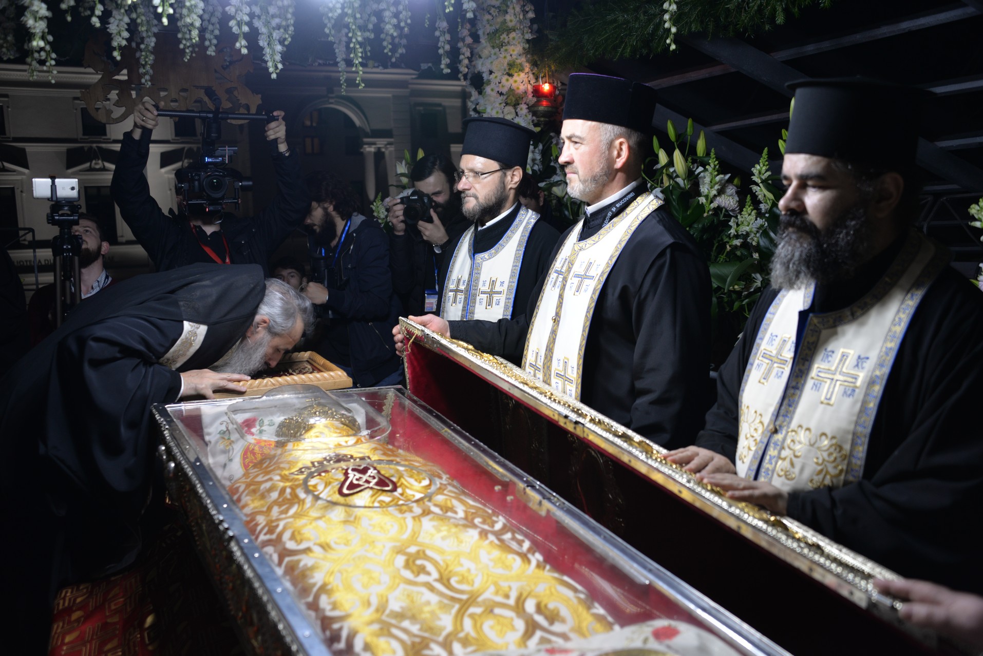 Credința în ajutorul Sfinților, mărturisită pe străzile din Iași de mii de pelerini