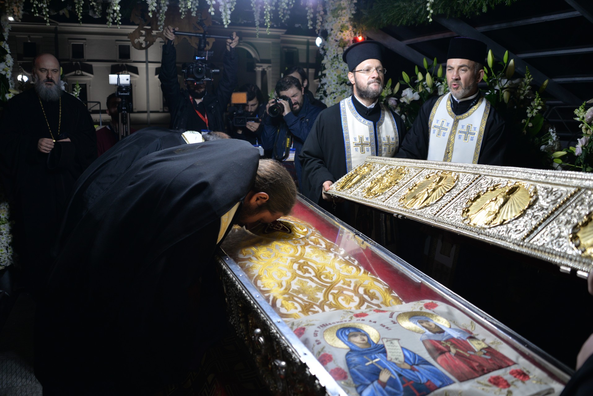 Credința în ajutorul Sfinților, mărturisită pe străzile din Iași de mii de pelerini