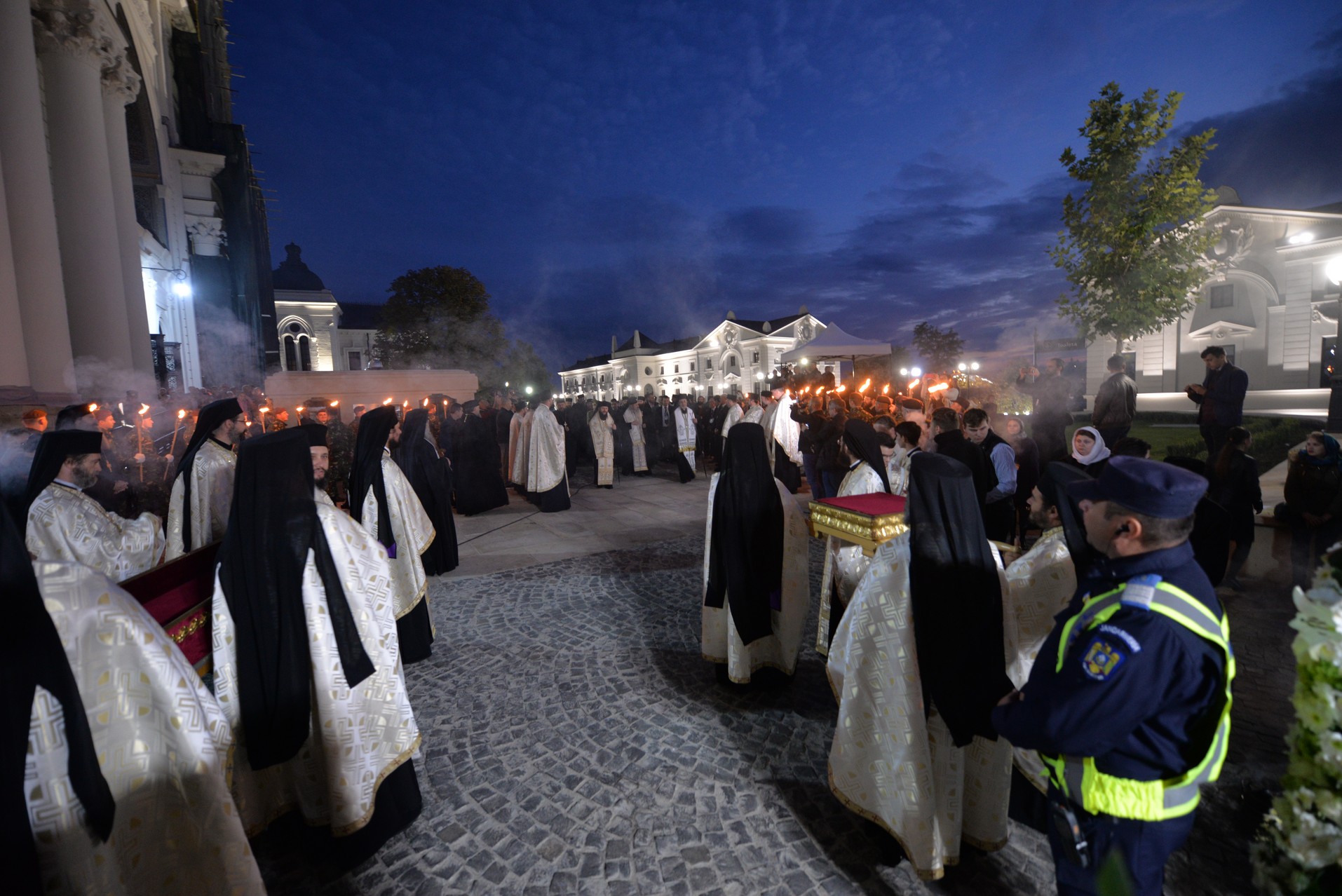 Credința în ajutorul Sfinților, mărturisită pe străzile din Iași de mii de pelerini