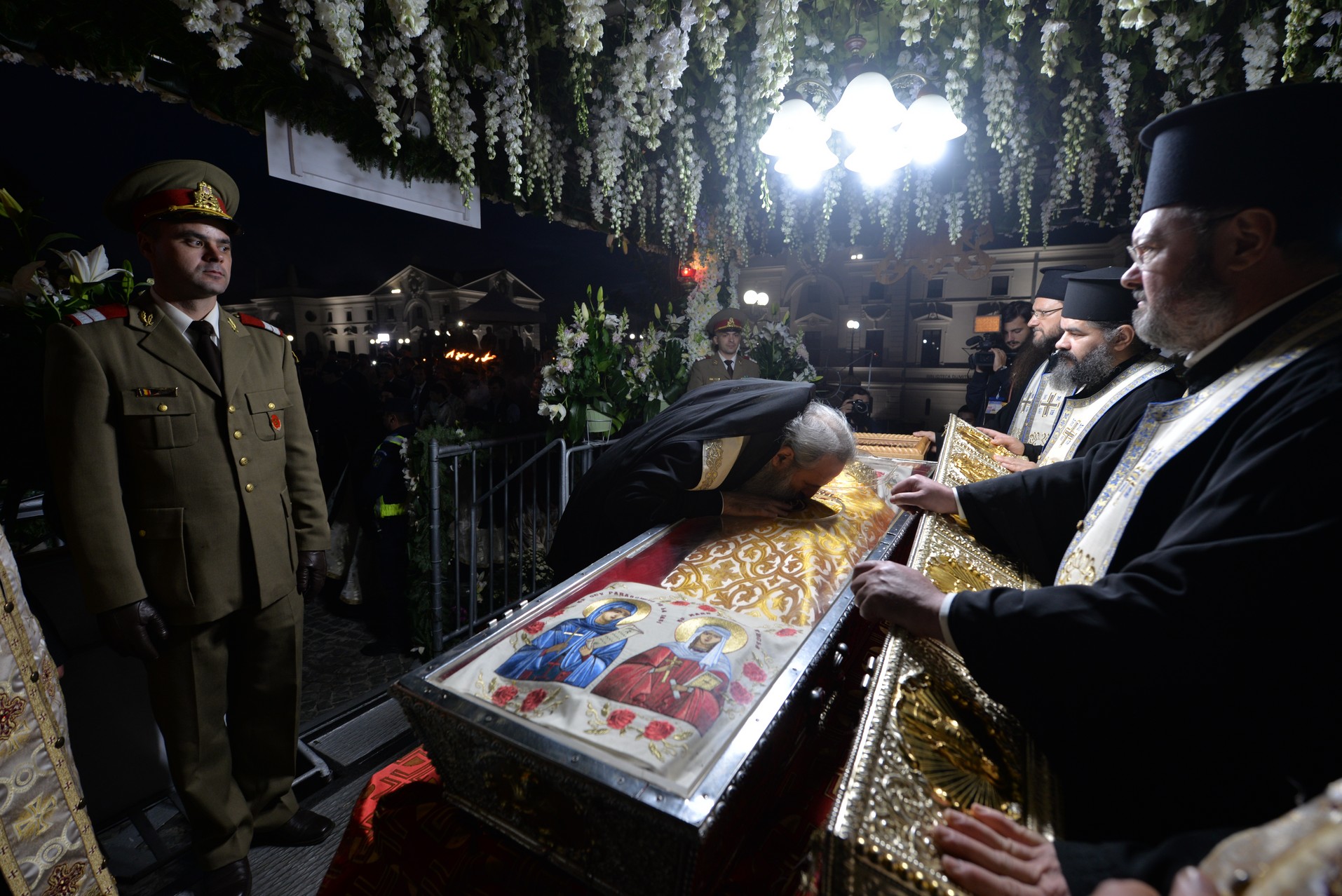 Credința în ajutorul Sfinților, mărturisită pe străzile din Iași de mii de pelerini