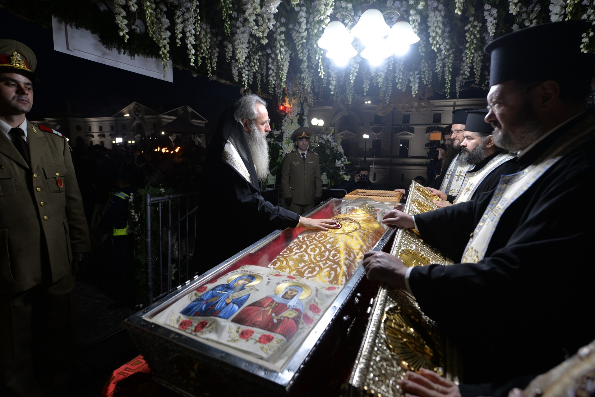 Credința în ajutorul Sfinților, mărturisită pe străzile din Iași de mii de pelerini