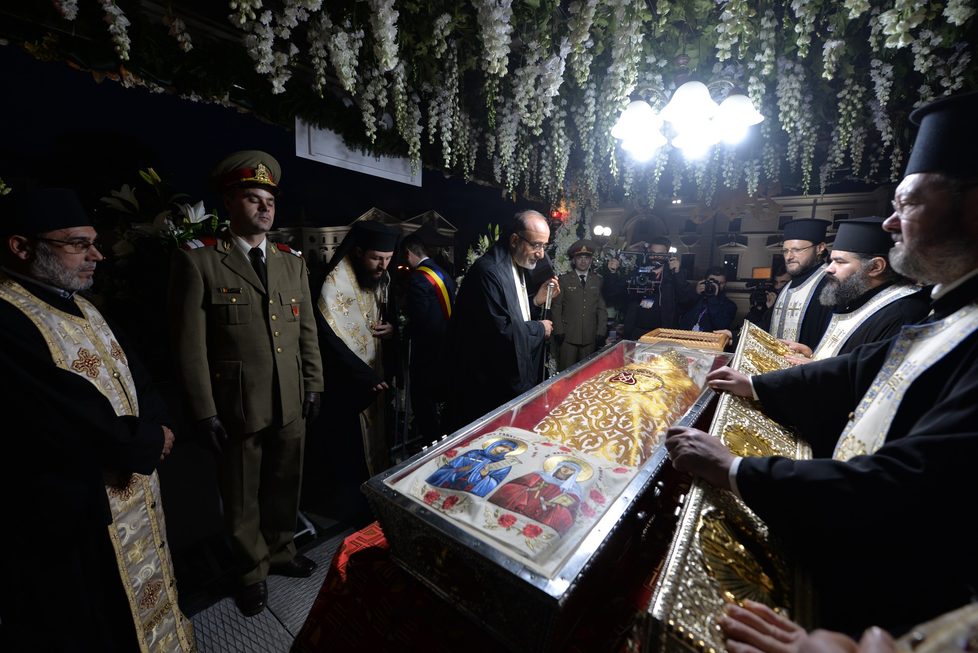 Credința în ajutorul Sfinților, mărturisită pe străzile din Iași de mii de pelerini