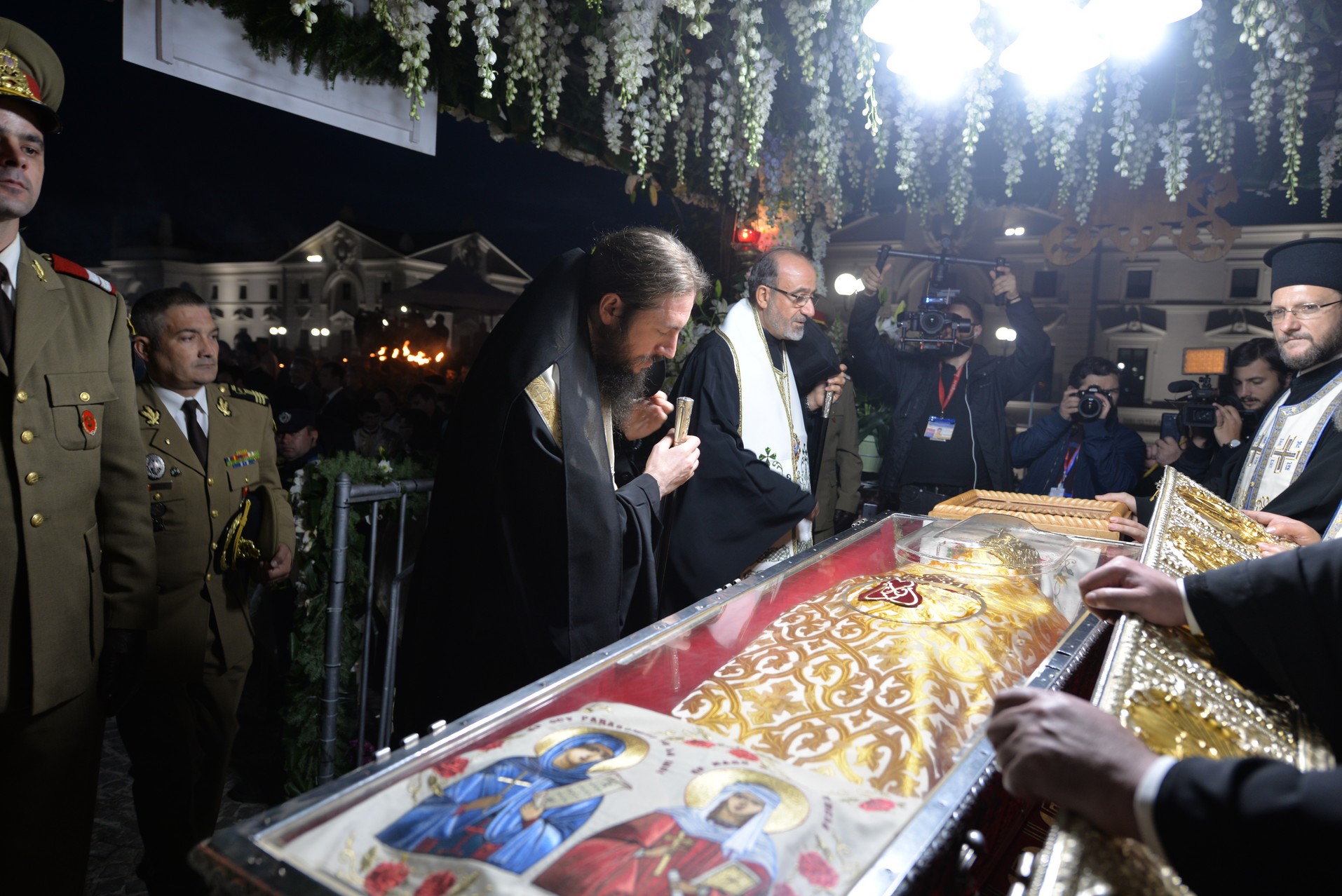 Credința în ajutorul Sfinților, mărturisită pe străzile din Iași de mii de pelerini