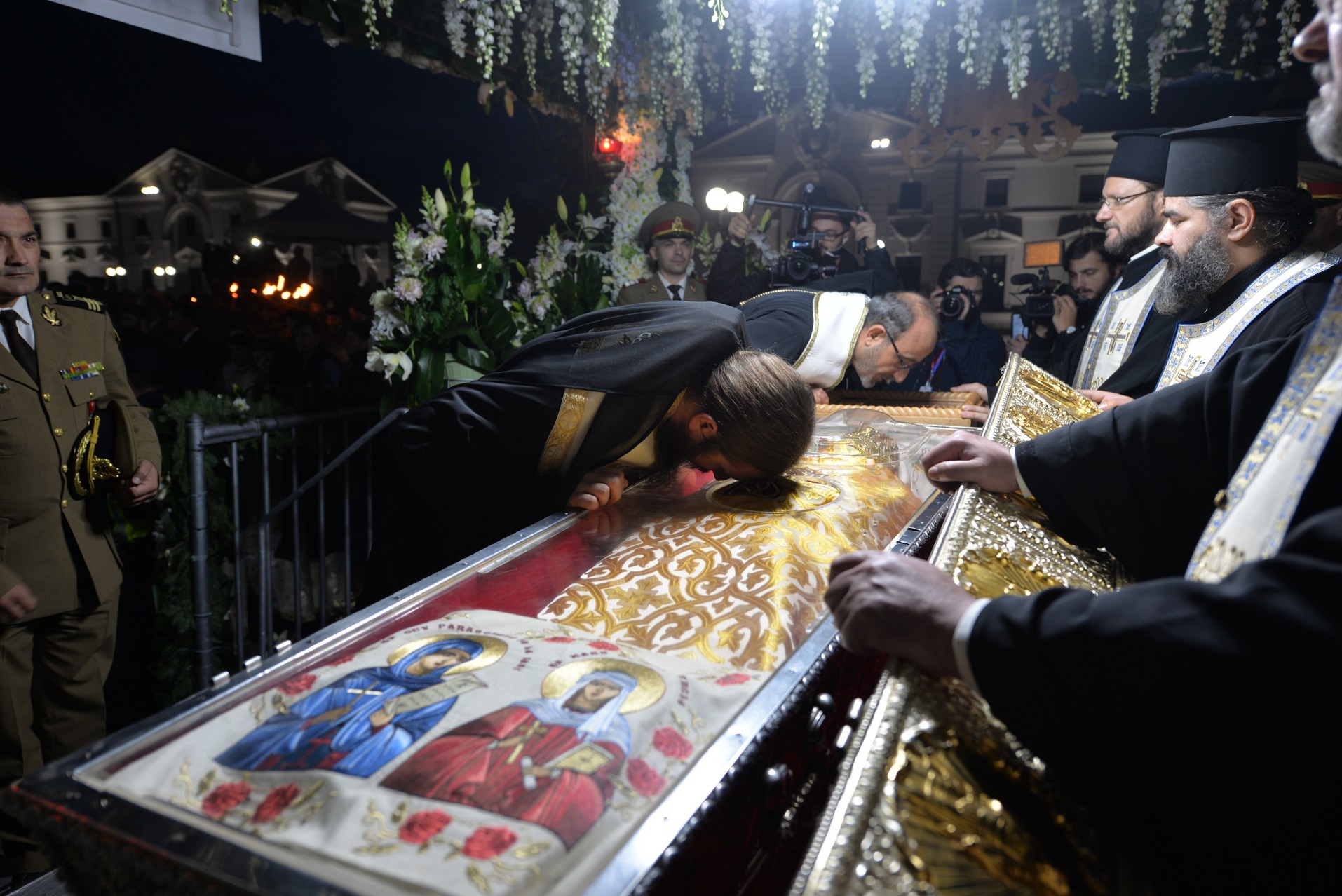 Credința în ajutorul Sfinților, mărturisită pe străzile din Iași de mii de pelerini