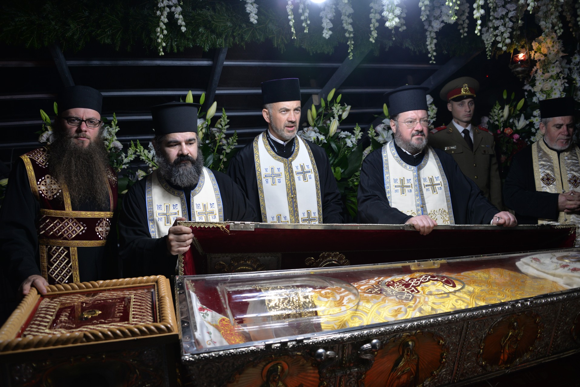 Credința în ajutorul Sfinților, mărturisită pe străzile din Iași de mii de pelerini