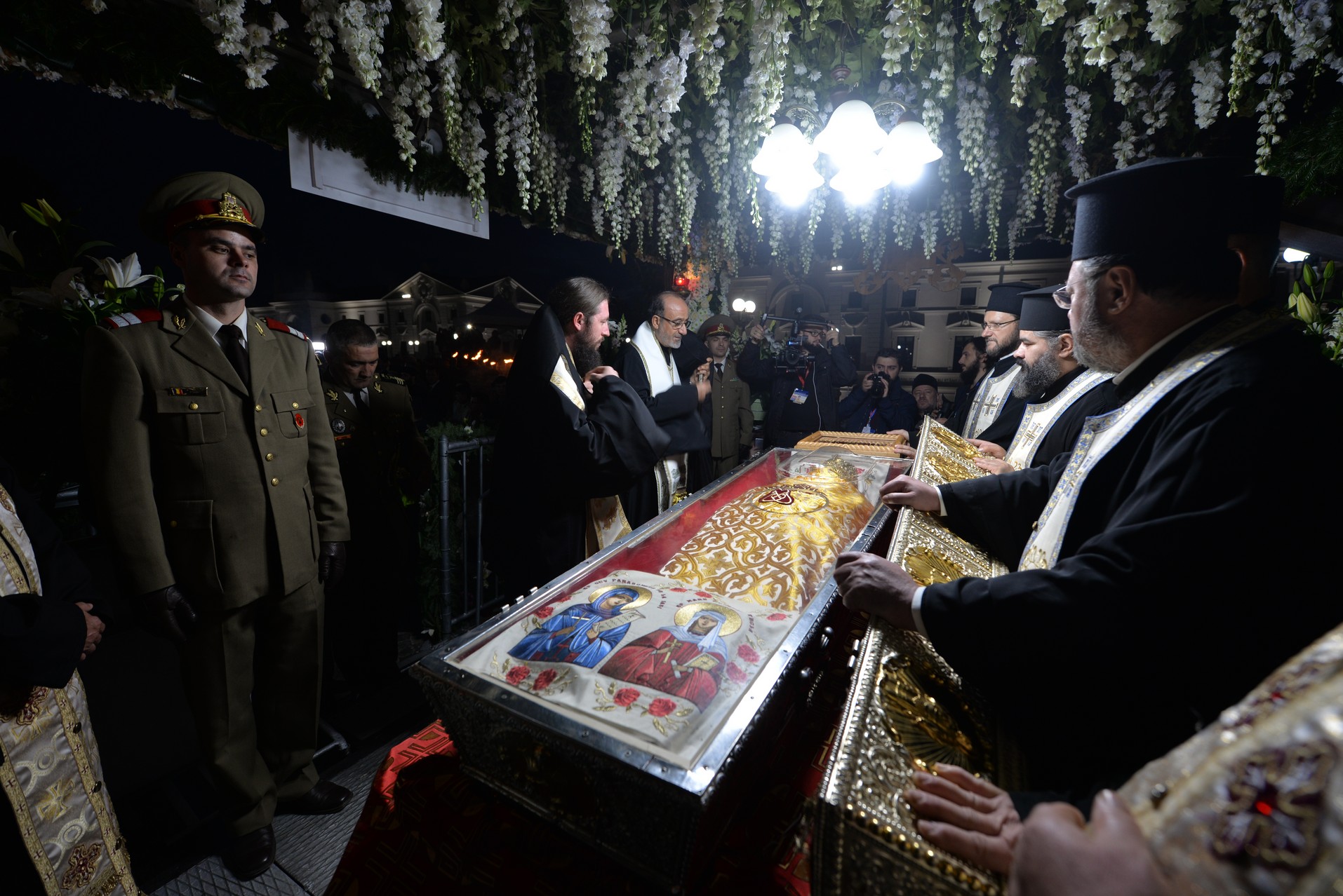 Credința în ajutorul Sfinților, mărturisită pe străzile din Iași de mii de pelerini