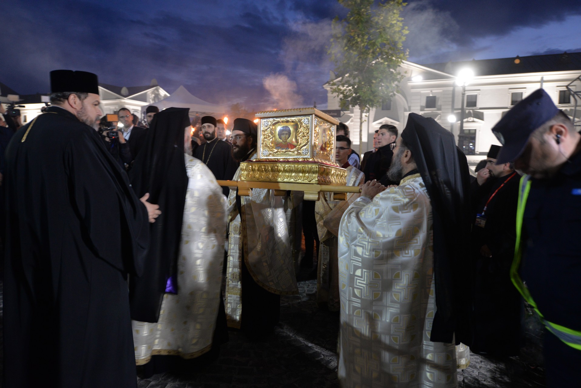 Credința în ajutorul Sfinților, mărturisită pe străzile din Iași de mii de pelerini