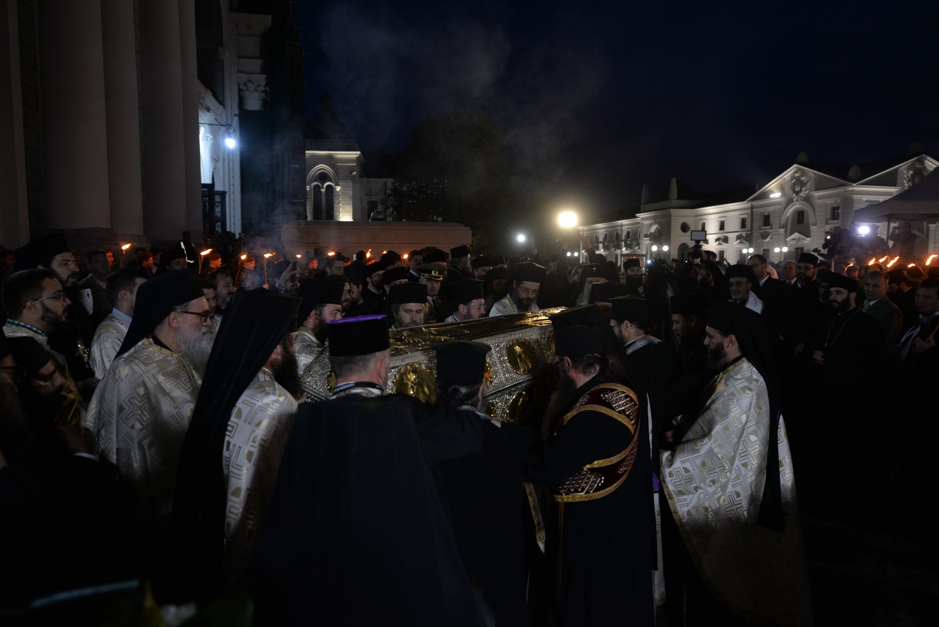 Credința în ajutorul Sfinților, mărturisită pe străzile din Iași de mii de pelerini